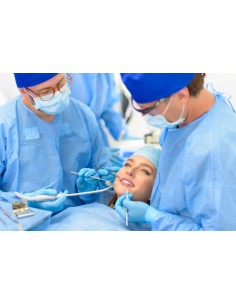 Chirurgien dentiste en exercice avec son assistante
